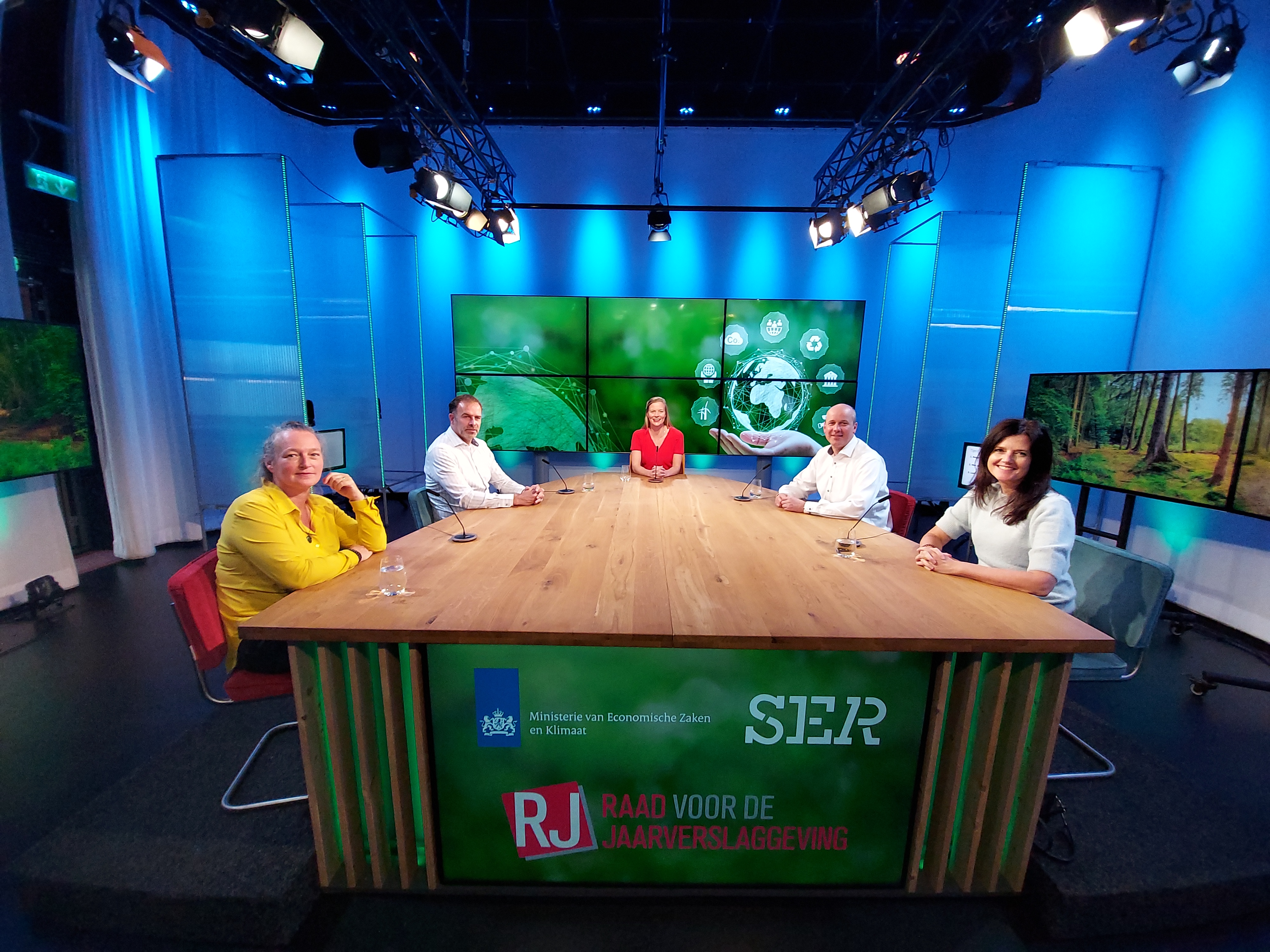 Fleur als host van de CSRD talkshowreeks in studio